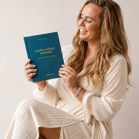 Sabine van der Hulst met haar boek Aanbevelingswaardig